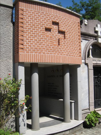 Sacrario dei caduti di Casapinta, monumento commemorativo dedicato agli eroi locali.