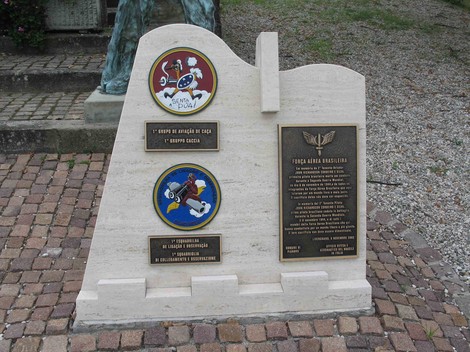 Cippo commemorativo della Forza Aerea Brasiliana con emblemi e scritte commemorative.
