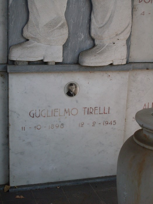 Sacrario dei Caduti di Sesso, monumento commemorativo dedicato ai caduti, con nomi e date incisi nella pietra.