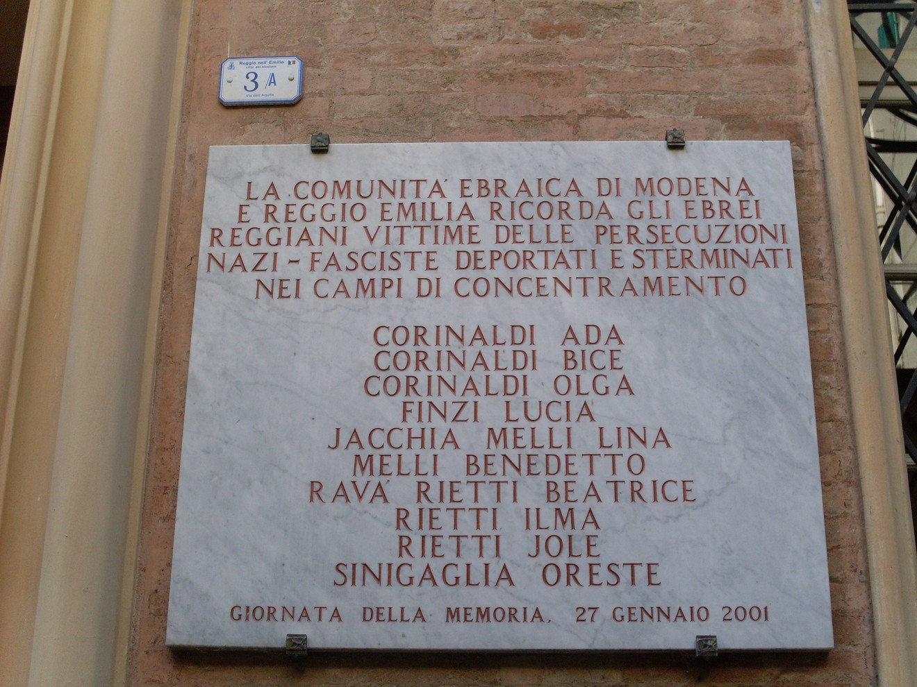 Lapide commemorativa per i deportati ebrei reggiani, in memoria delle vittime delle persecuzioni nazifasciste.