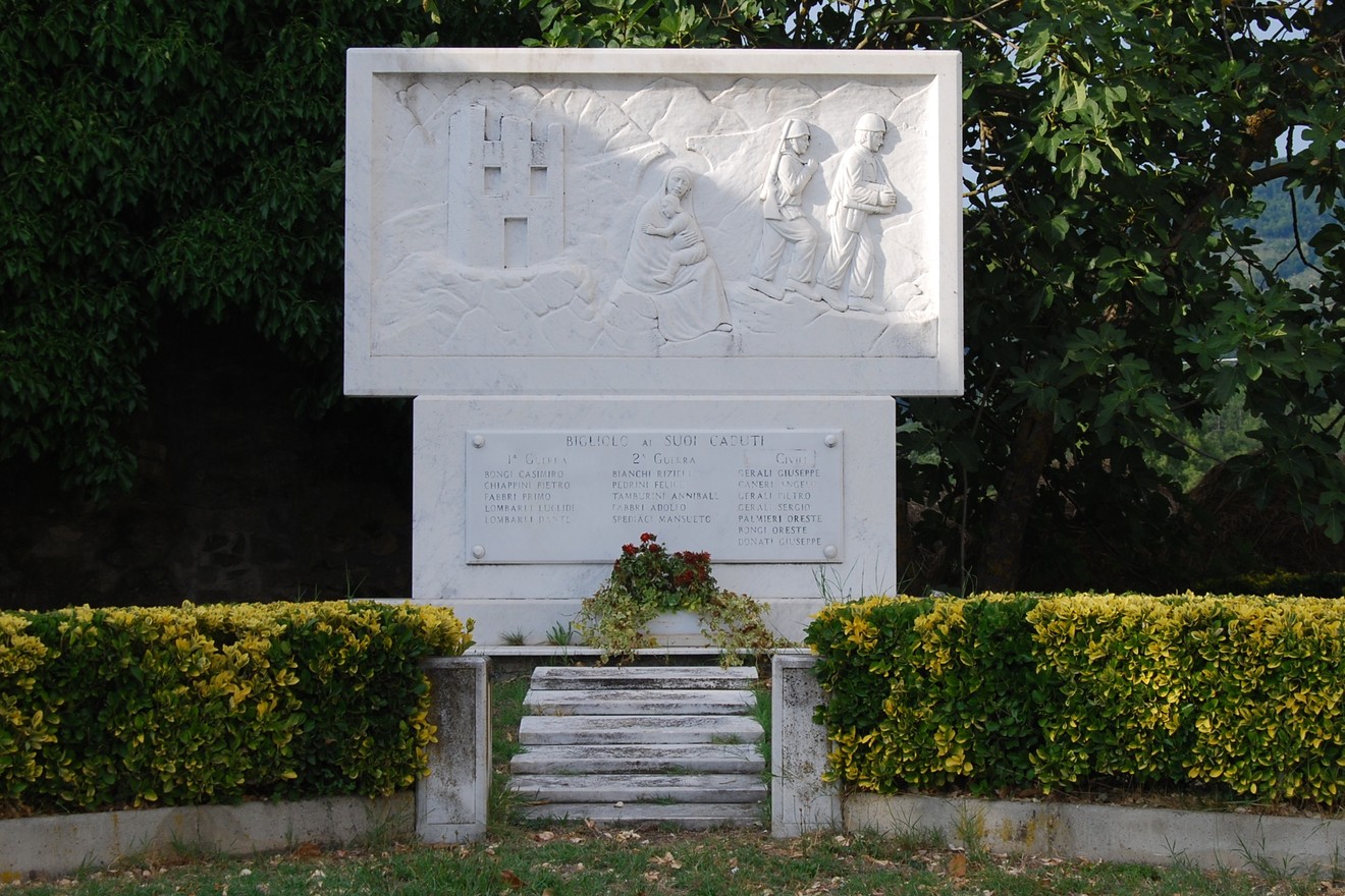 Monumento ai Caduti di Bigliolo, dedicato alla memoria dei soldati, immerso nel verde.