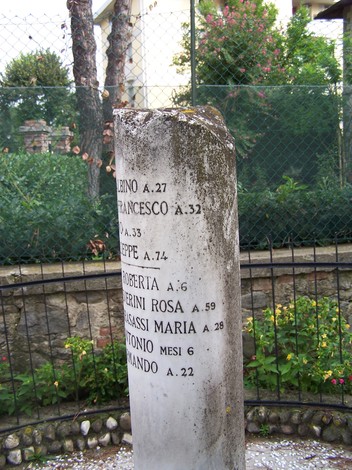 Cippo di Contea con i nomi e le date dei caduti, memoriale di grande significato storico e commemorativo.