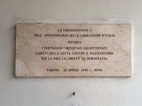 Lapide commemorativa per il 63° anniversario della Liberazione, dedicata a partigiani e deportati.