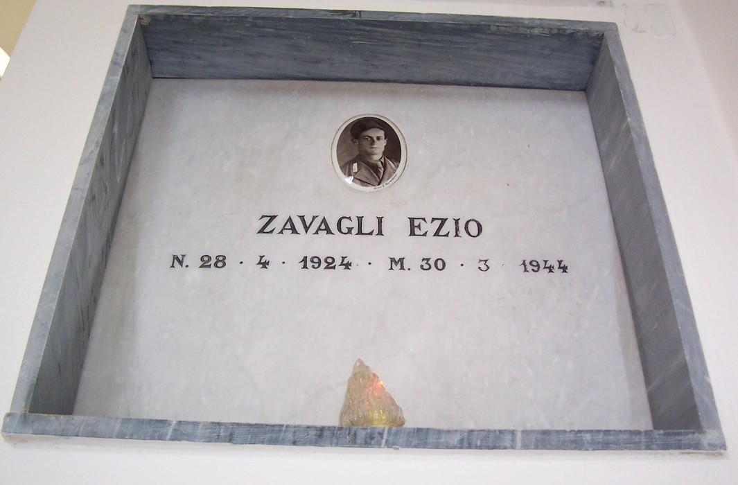 Targa commemorativa di un partigiano, con foto e date significative, all'interno della Cappella dei Caduti Partigiani.