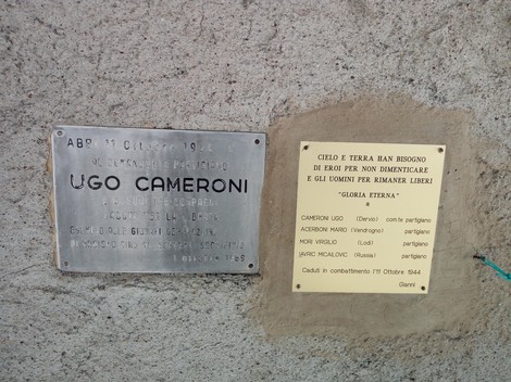Targa commemorativa a Ugo Cameroni, situata nelle Baite di Abbio, in memoria dei caduti.