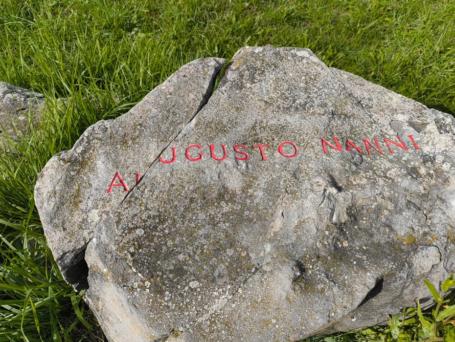 Monumento ai partigiani caduti a Monte Sabbiuno, con una pietra commemorativa incisa.