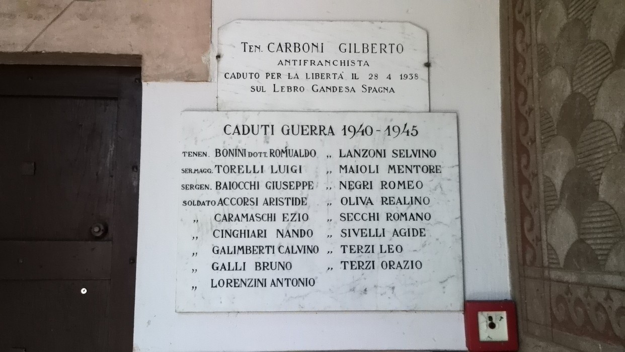 Lapide commemorativa ai caduti della Guerra 1940-1945 a Villarotta, con nomi di soldati e un tributo ai caduti.