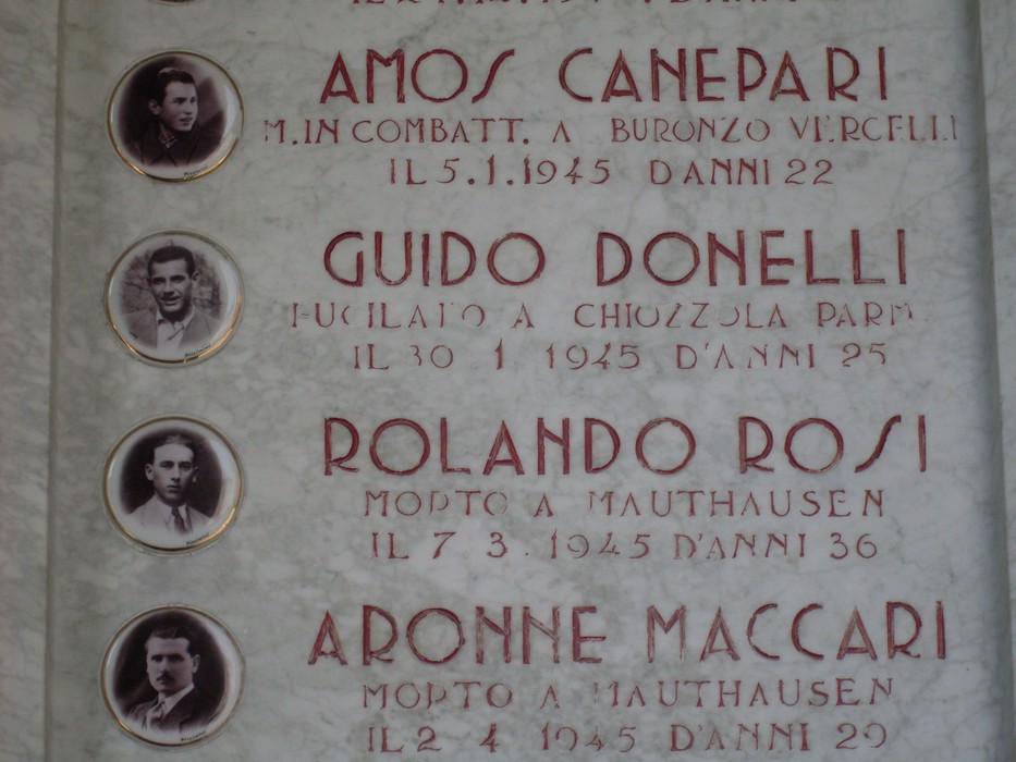 Lapide commemorativa ai caduti della Liberazione a Sant'Ilario d'Enza con nomi e date di combattenti.