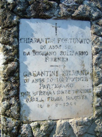 Cippo commemorativo con iscrizioni in memoria di Fortunato e Silvano, situato a Firenze.