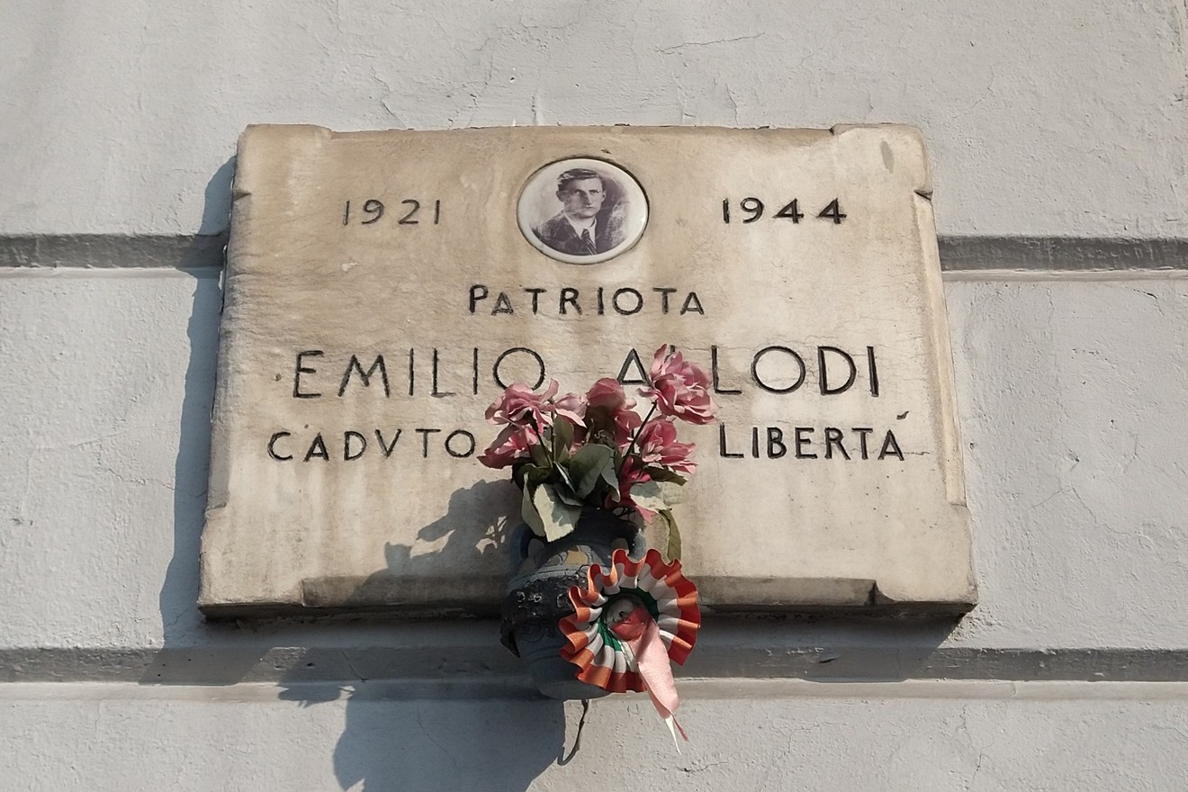 Lapide dedicata a Emilio Allodi, patriota caduto per la libertà, risalente al 1944.