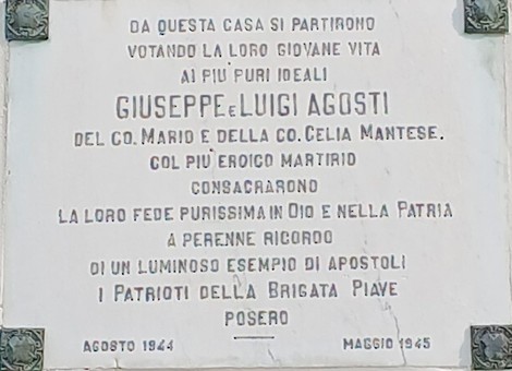 Lapide commemorativa dedicata ai fratelli Agosti, situata alla loro casa natale.