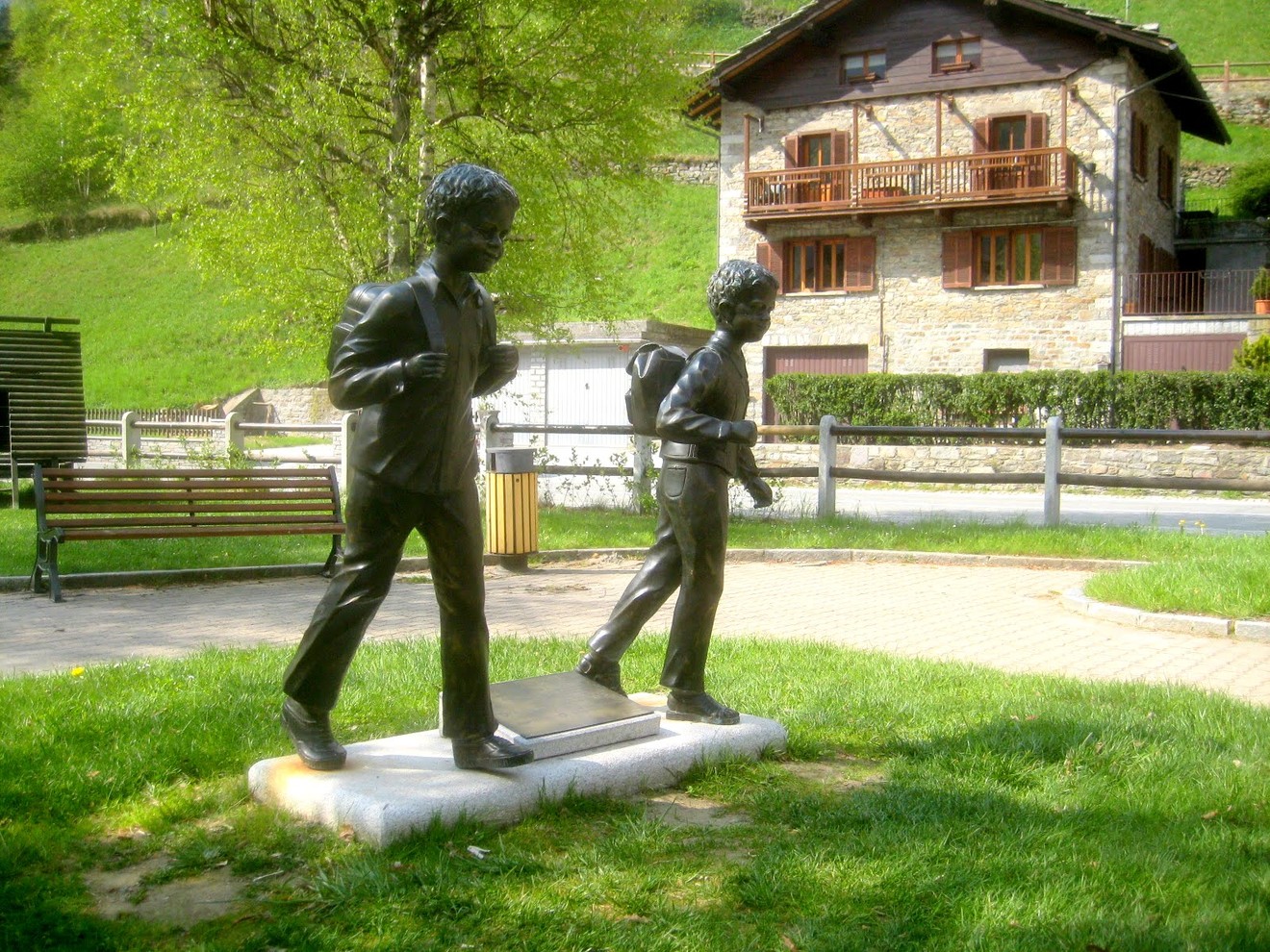 Monumento ai fratelli Jona, scultura che celebra il loro legame e la loro storia, immerso nella natura.