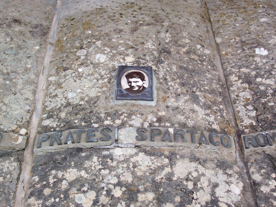 Sepolcro dei caduti di Pian d'Albero, in ricordo dei soldati onorati con una fotografia e una dedica.