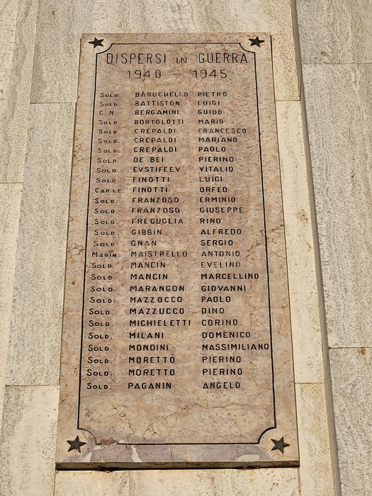 Lapidi commemorative ai caduti, con nomi e date, a Porto Tolle, in memoria dei dispersi in guerra.