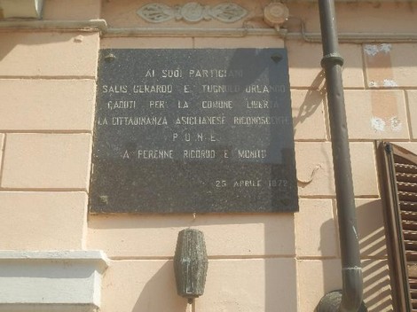 Lapide commemorativa dedicata ai partigiani Salis e Tugnolo, in onore del loro sacrificio per la libertà.