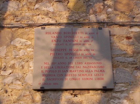 Lapide commemorativa nei confronti dei cinque fucilati durante la Seconda Guerra Mondiale.