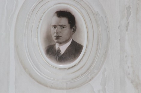 Immagine del Sacrario dei partigiani di Torbella con una foto storica incorniciata.