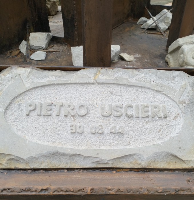 Monumento commemorativo dedicato a Uscieri e alla distruzione di Borgo alla Collina.