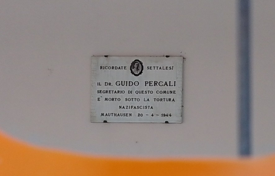 Lapide commemorativa dedicata a Guido Percali, segretario comunale, vittima del nazifascismo.