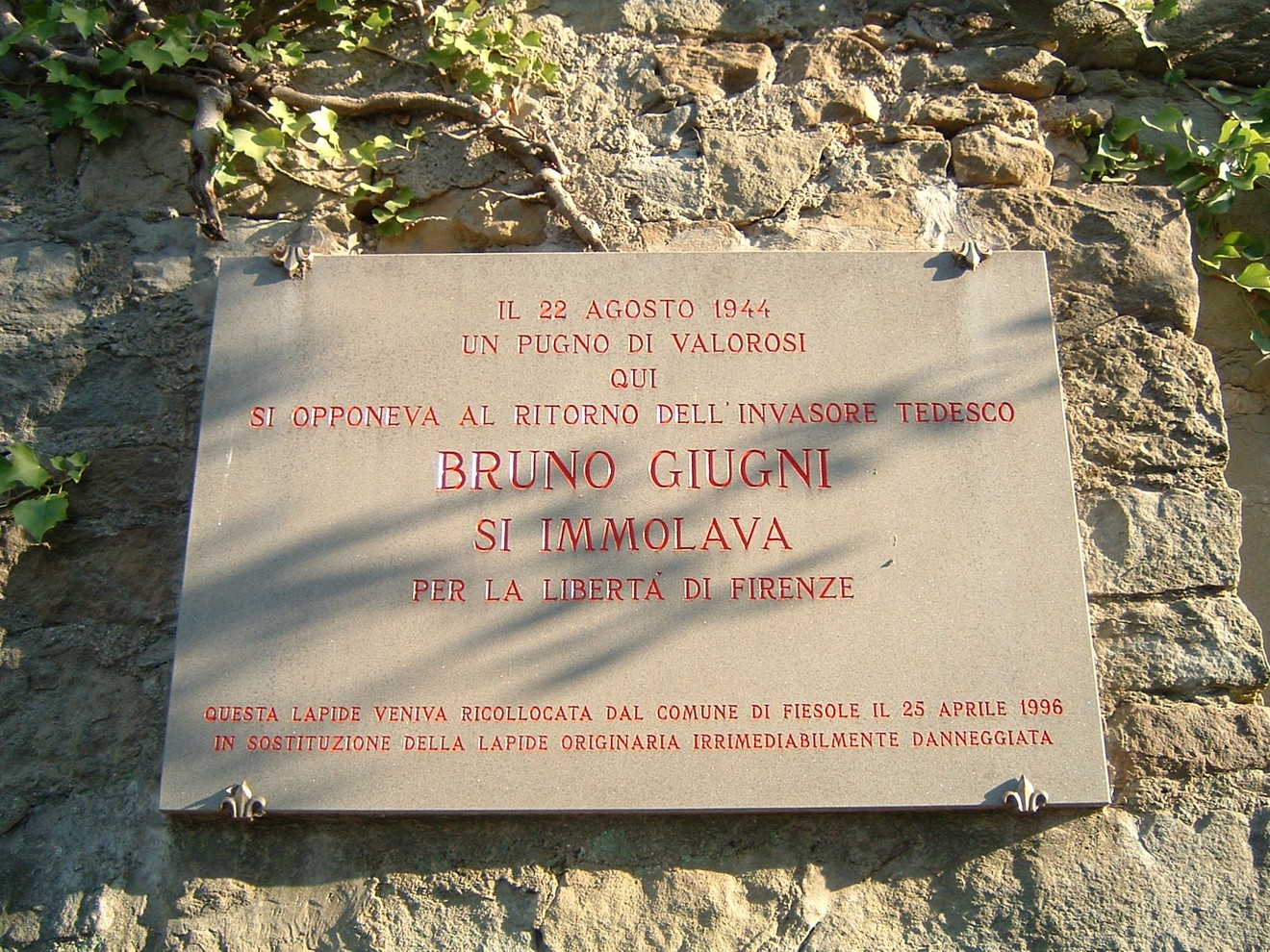 Lapide commemorativa dedicata a Bruno Giugni, caduto per la libertà di Firenze nel 1944.