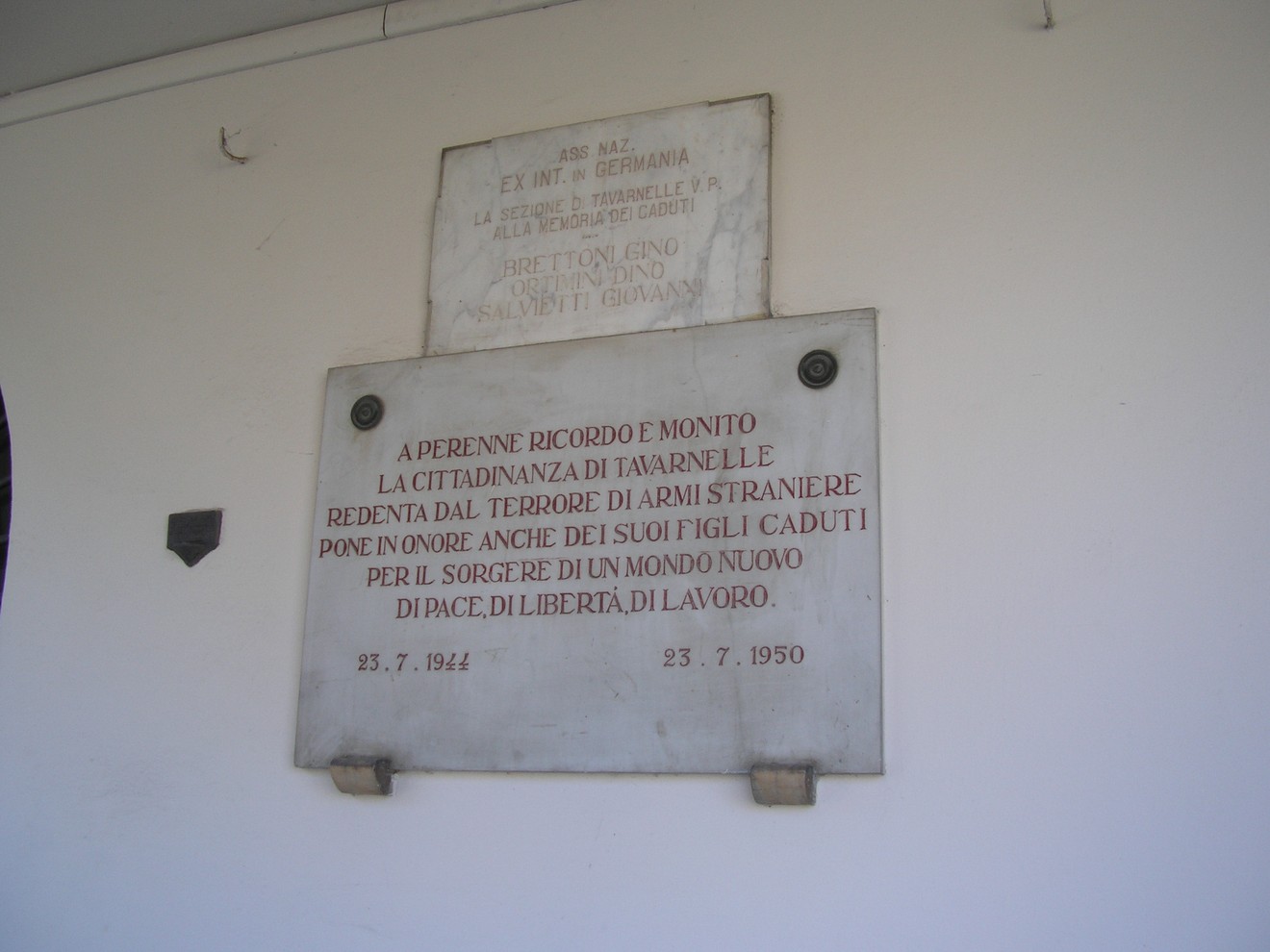 Lapide commemorativa per gli Internati Militari Italiani, a ricordo dei caduti e della ricerca di pace e libertà.