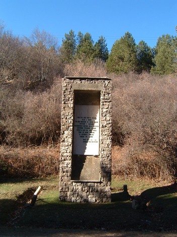 Monumento del chiesino di Monte Giovi, caratterizzato da una struttura in pietra immersa nella natura.