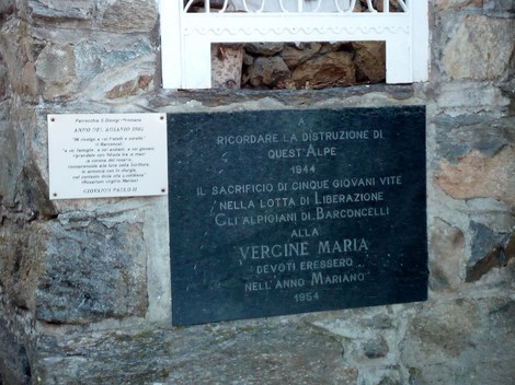 Targa commemorativa che ricorda il sacrificio di cinque giovani all'Alpe Barconcelli durante la lotta di liberazione.
