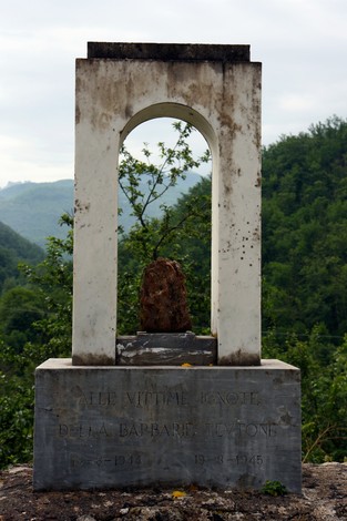 Monumento commemorativo delle vittime della barbarie nel ponte di Bardine, simbolo di memoria storica.