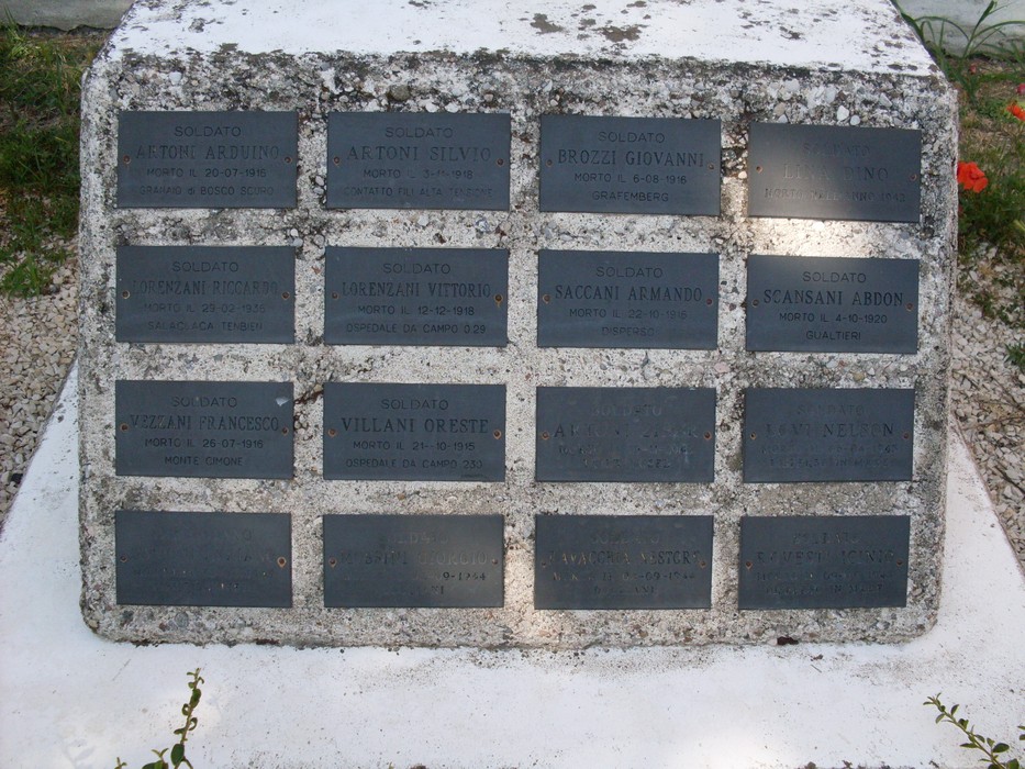 Croce commemorativa dedicata ai caduti di Pieve Saliceto, con nomi e dati dei soldati onorati.