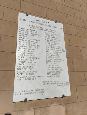 Lapide commemorativa che ricorda le vittime della guerra ad Agliana, onorando i caduti tra il 1940 e il 1945.