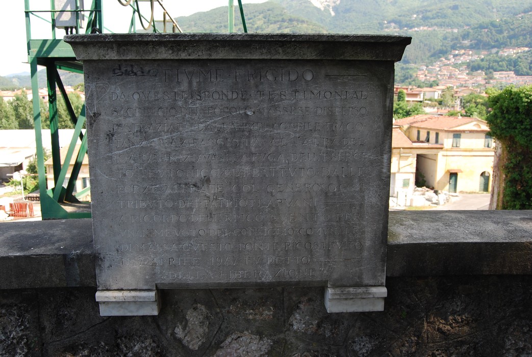 Lapide commemorativa sulla ritirata tedesca, visibile in un contesto storico suggestivo.