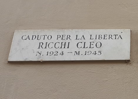 Lapide commemorativa dedicata a Cleo Ricchi, caduto per la libertà nel 1945.