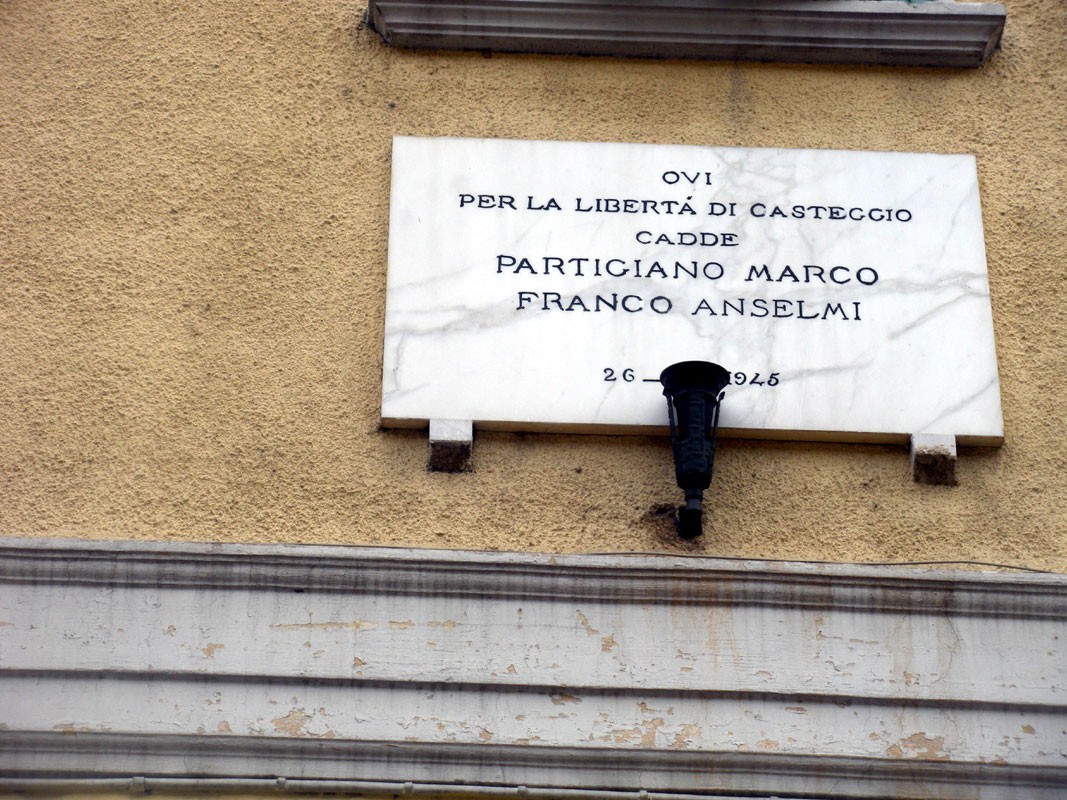 Lapide commemorativa in onore del partigiano Franco Anselmi a Castiglion Fiorentino.