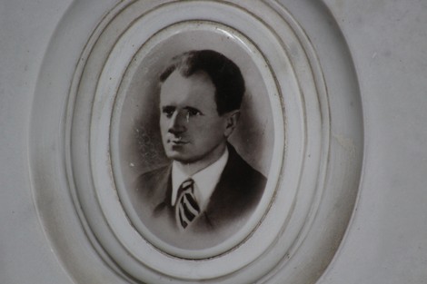 Ritratto di un partigiano incastonato nel Sacrario dei partigiani di Torbella, simbolo di resistenza.