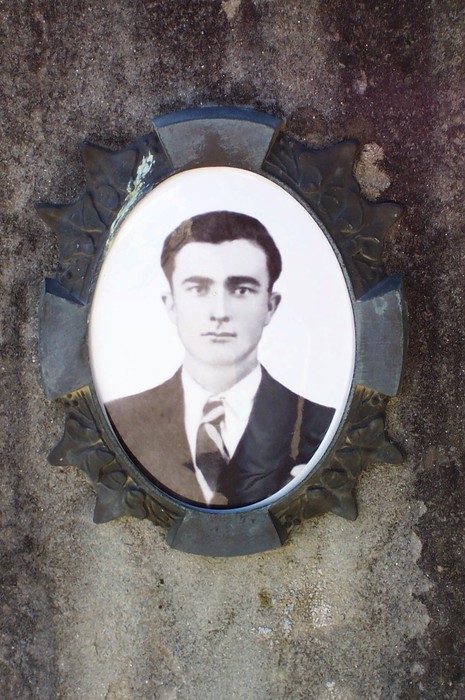 Ritratto commemorativo di un caduto, parte del Sacrario ai Caduti di Tugliano, simbolo di onore e memoria.