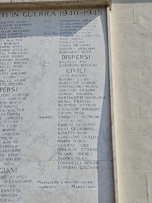 Lapide commemorativa che onora i caduti in guerra dal 1940 al 1945, con nomi incisi su pietra.