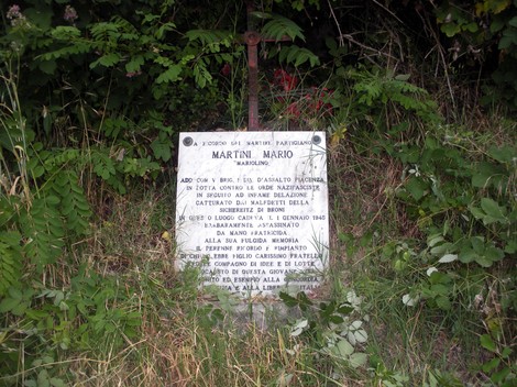 Cippo commemorativo dedicato a Mario Martini, partigiano, in memoria del suo sacrificio nella lotta di resistenza.