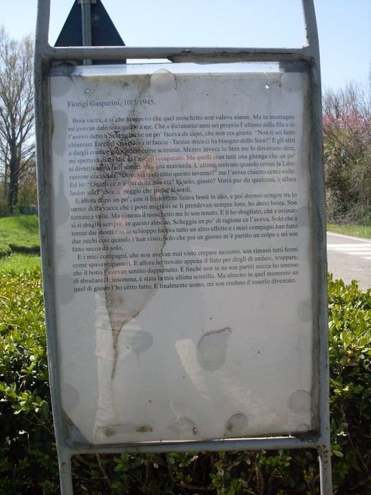 Cippo commemorativo dedicato a Gasparini, con testo informativo su un importante evento storico.