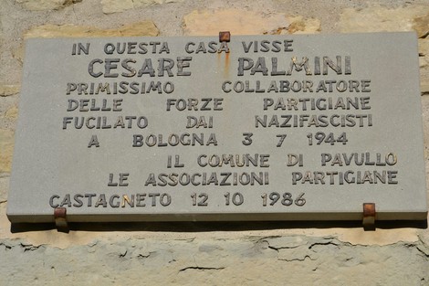 Lapide commemorativa dedicata a Cesare Palmini, partigiano fucilato dai nazifascisti nel 1944.