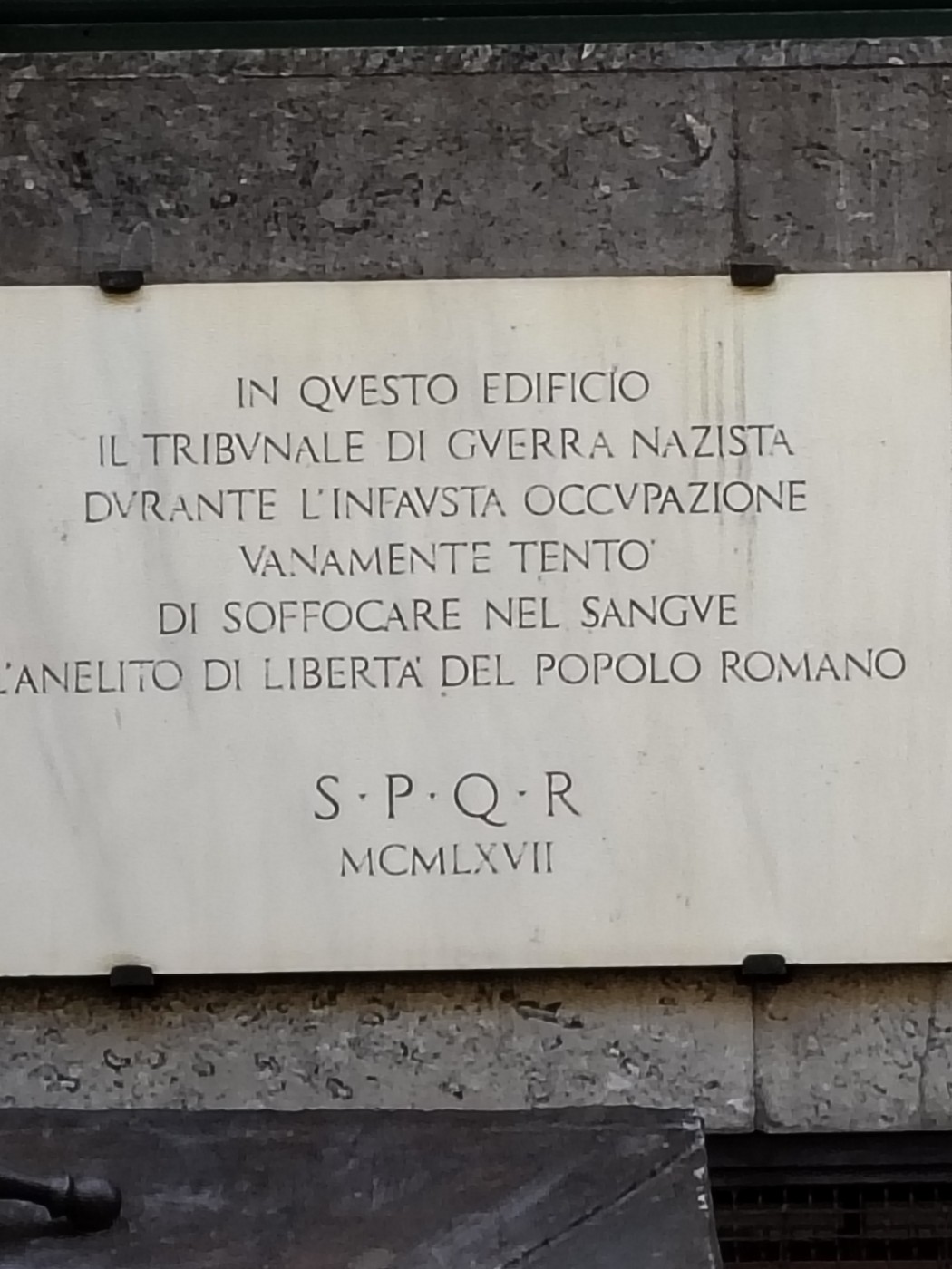 Lapide commemorativa del tribunale di guerra nazista, situata in un edificio storico.