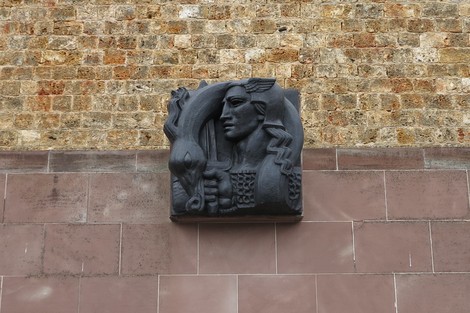 Rappresentazione artistica al "Mémorial de la France combattante", simbolo di onore e resistenza.