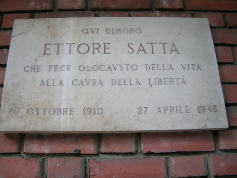 Lapide in memoria di Ettore Satta, simbolo di sacrificio per la libertà.