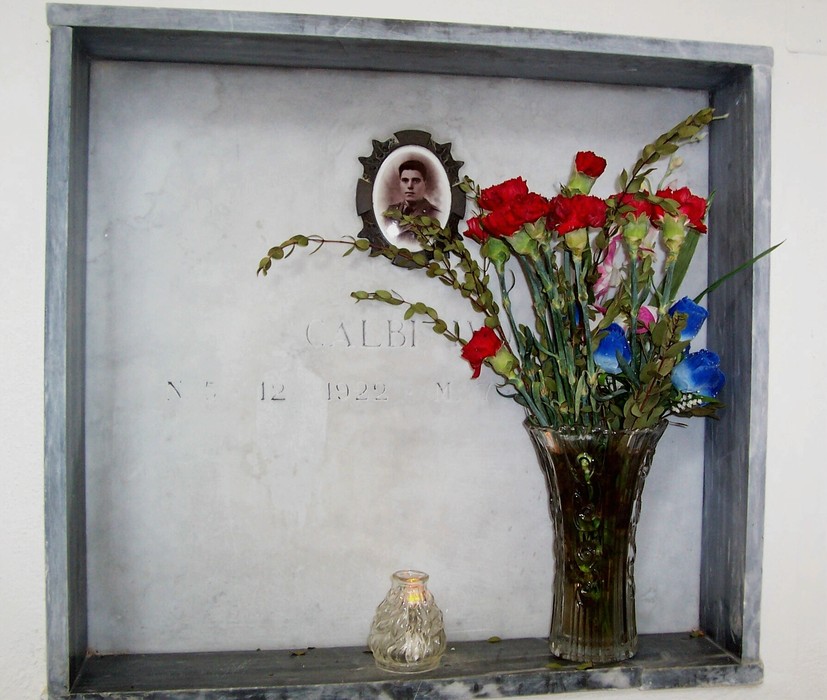 Cappella commemorativa con fiori e foto, in omaggio ai caduti partigiani.