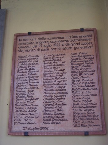 Lapide commemorativa dedicata alle vittime dei bombardamenti del 27 luglio 1944. Memoriale di pace per le generazioni future.