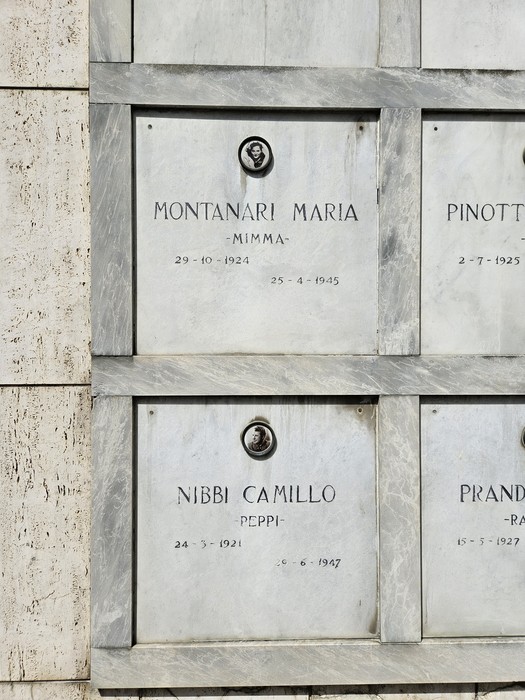 Monumento ai Caduti Partigiani con iscrizioni commemorative su lastre di marmo.