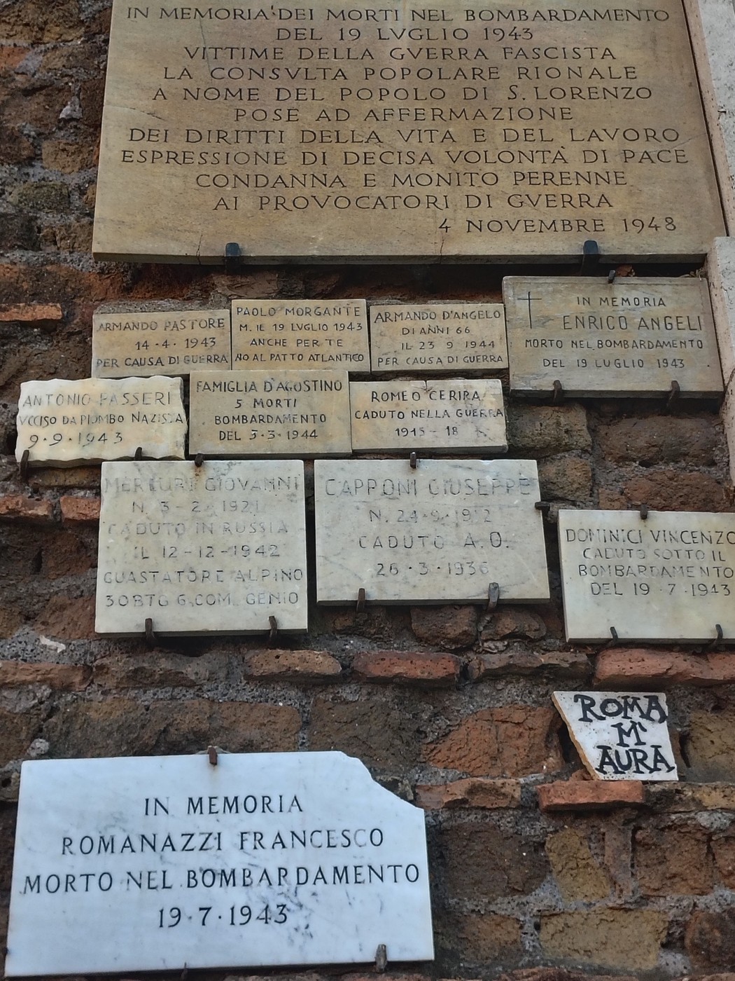 Lapidi commemorative dedicate alle vittime del bombardamento, con nomi e date in memoria dei caduti.