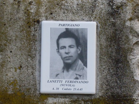 Cippo commemorativo dedicato al partigiano Ferdinando Lanetti, caduto il 25 aprile 1945.