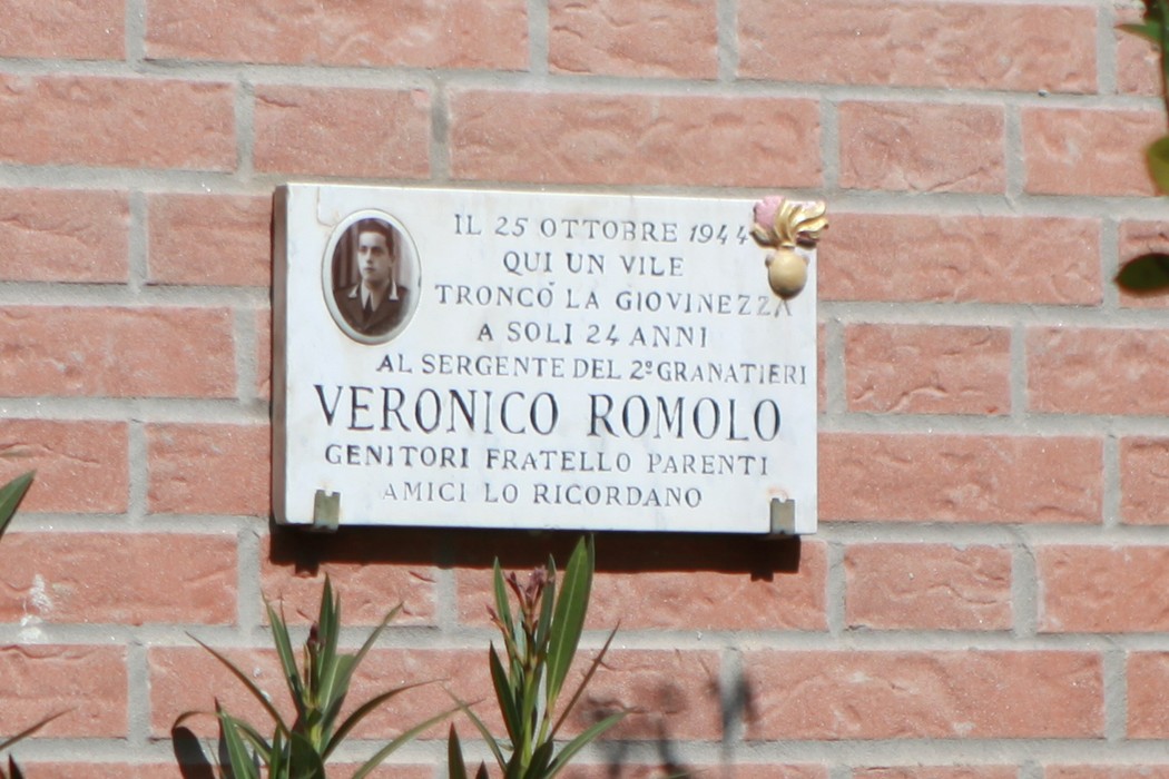 Lapide commemorativa dedicata a Veronico Romolo, sergente del 2° granatieri, in ricordo della sua vita breve.