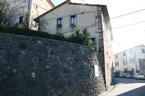 Lapide commemorativa dedicata alle vittime di Seballa, in un contesto urbano storico.