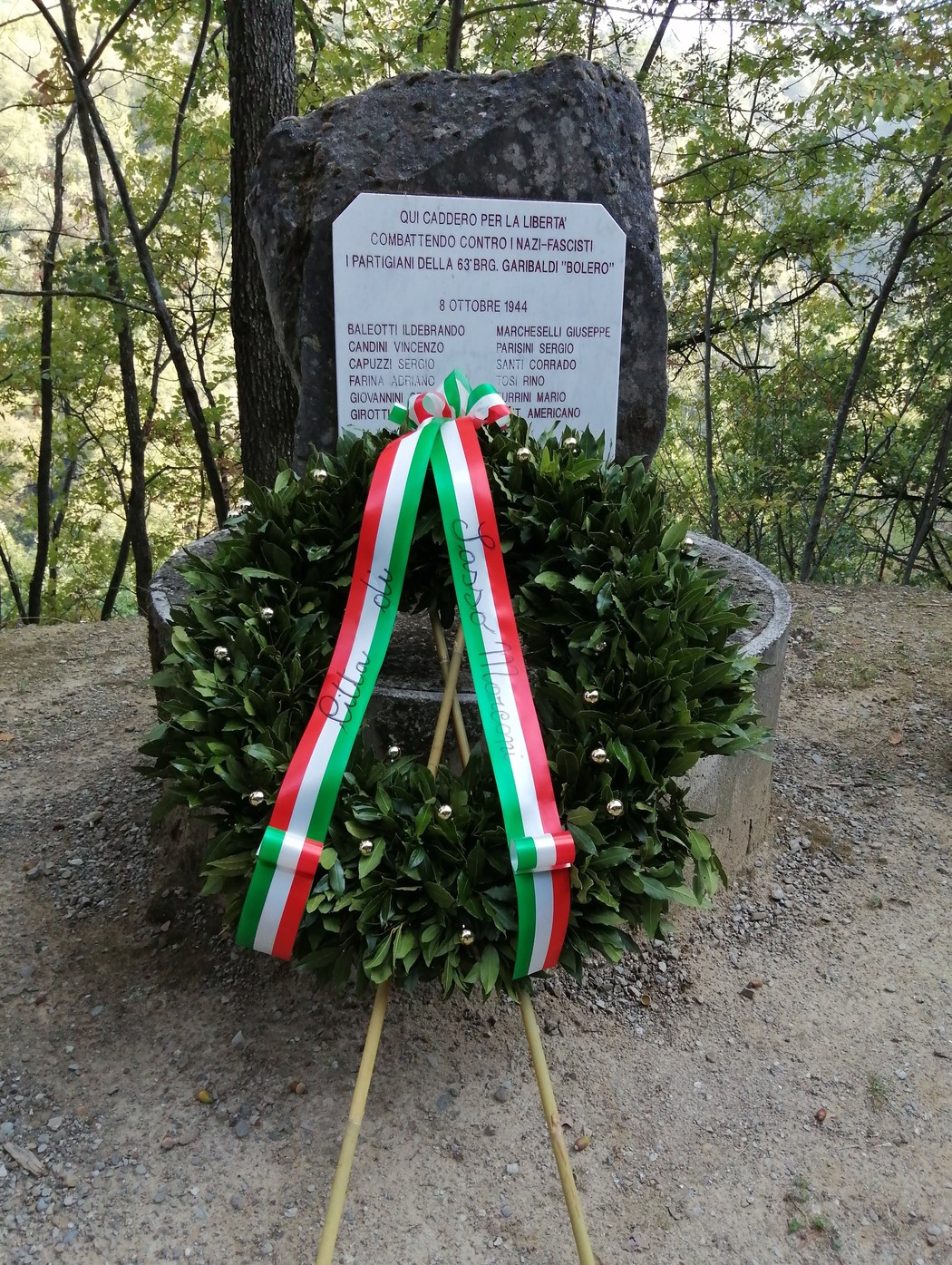 Monumento commemorativo con una corona di alloro e un basamento in pietra dedicato ai caduti della Brigata Bolero.